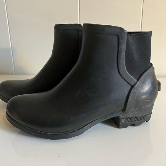 Sorel Chelsea style rain boots 5.5 - Picture 3 of 5